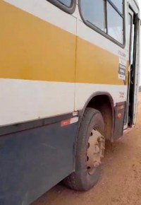 JARU: ÔNIBUS VELHOS DE EMPRESA CONTRATADA PELA PREFEITURA COLOCA EM RISCO A VIDA DOS ALUNOS - Foto: Edirceu Lima com informações do jaruonline