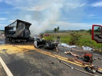 ACIDENTE ENTRE DUAS CARRETAS NA BR - 364 MATA 03 PESSOAS, 01 DELAS ERA UMA CRIANÇA - Foto: EDIRCEU LIMA