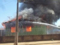 CASA É DESTRUÍDA PELO  FOGO NO  SETOR - 06 EM  ARIQUEMES - Foto: ALERTANOTICIAS