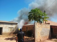 INCÊNDIO DESTRÓI CASA NO SET0R - 11 EM ARIQUEMES - Foto: YESMANIA