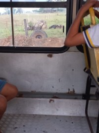 JARU: FROTA DE ÔNIBUS VELHOS COLOCA VIDA DE ALUNOS EM RISCO, CARRO PERDEU A RODA NA L - 628 - Foto: com  informações do PORTALRM