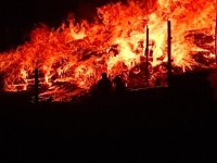 FOGO DESTROÍ "DEPÓSITO DE MADEIRAS" EM ARIQUEMES, POLÍCIA VAI INVESTIGAR SE INCÊNCIO FOI CRIMINOSO - Foto: EDIRCEU LIMA