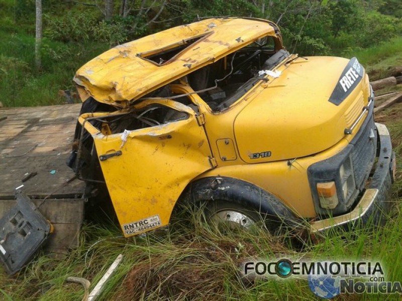 ACIDENTE ENVOLVENDO CAMINHÃO DEIXA DUAS PESSOAS GRAVEMENTE FERIDAS