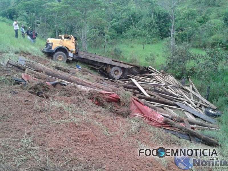 ACIDENTE ENVOLVENDO CAMINHÃO DEIXA DUAS PESSOAS GRAVEMENTE FERIDAS