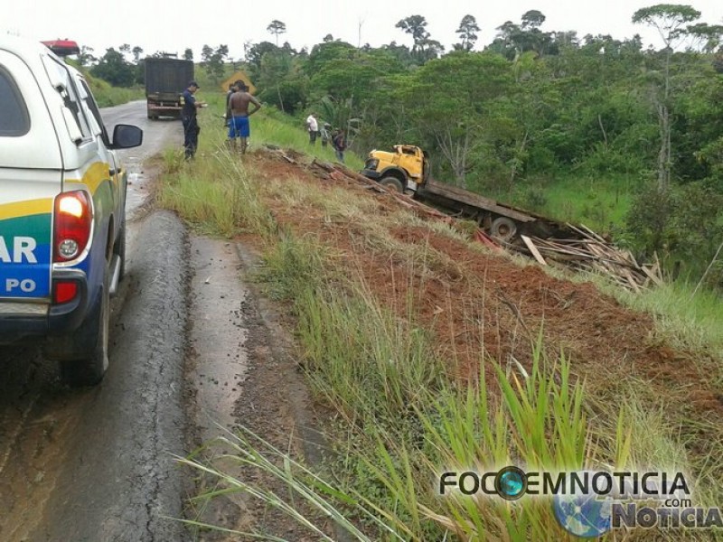 ACIDENTE ENVOLVENDO CAMINHÃO DEIXA DUAS PESSOAS GRAVEMENTE FERIDAS