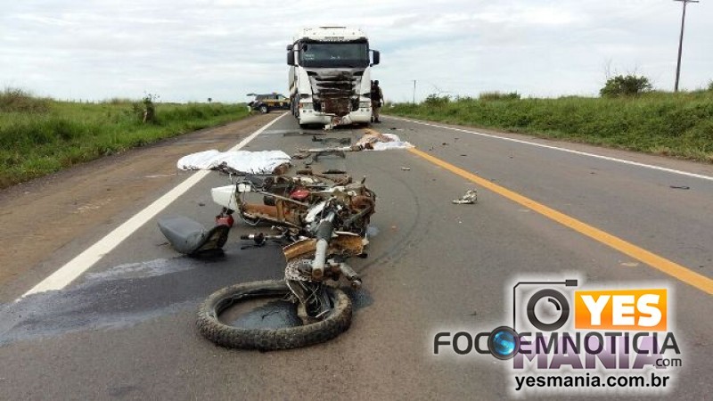 ACIDENTE ENVOLVENDO NA BR - 364 ENVOLVENDO CARRETA  E MOTO  MATA DUAS  PESSOAS