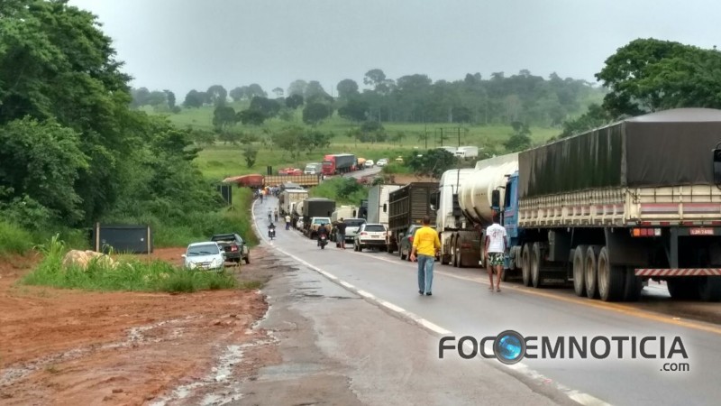 ACIDENTE NA BR -  364 ENVOLVENDO CARRETA E CAMINHÃO BOIADEIRO MATA UMA  PESSOA