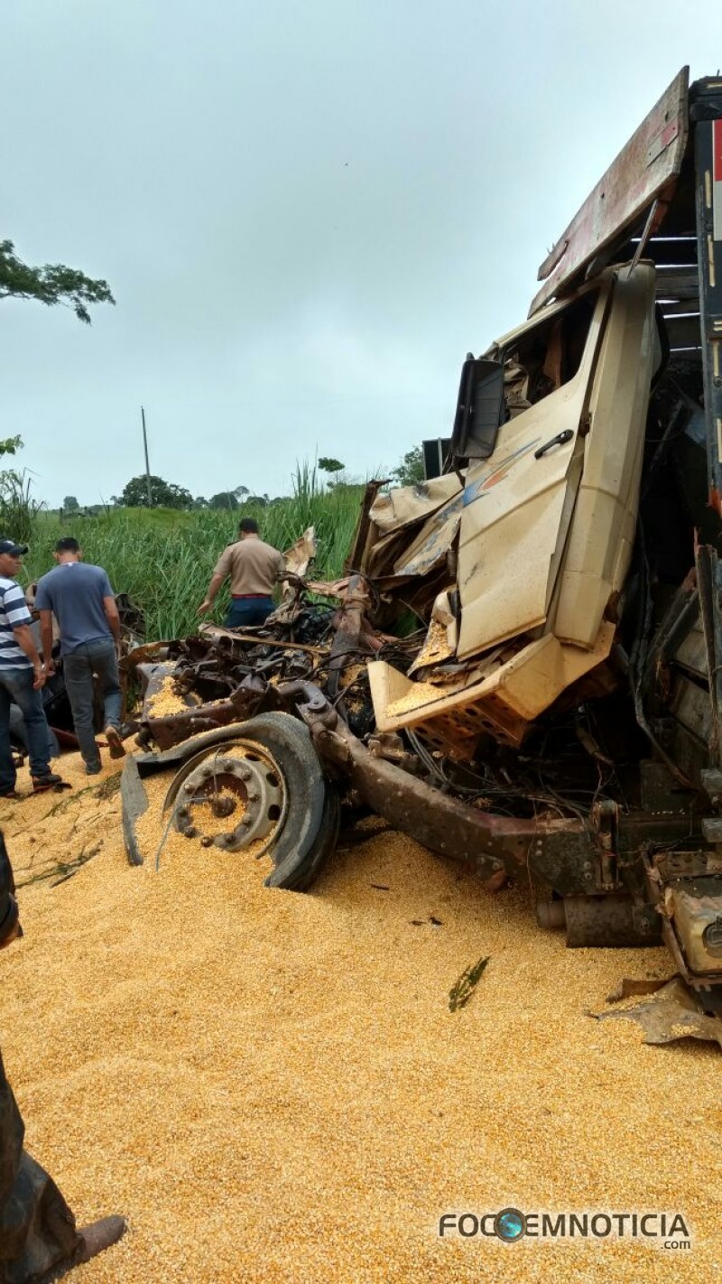 ACIDENTE NA BR -  364 ENVOLVENDO CARRETA E CAMINHÃO BOIADEIRO MATA UMA  PESSOA