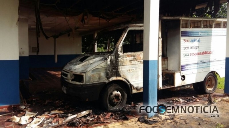 INCÊNDIO DESTRÓI CARRO E PARTE DO PRÉDIO DO CENTRO DE ZOONOSES EM ARIQUEMES