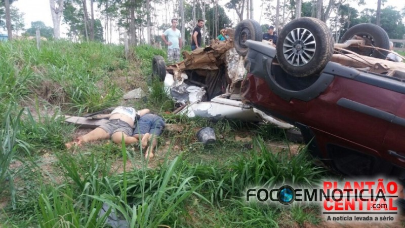 ACIDENTE ENVOLVENDO UNO E STRADA MATA QUATRO E DEIXA DOIS GRAVEMENTE FERIDO