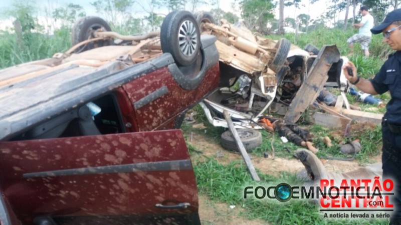 ACIDENTE ENVOLVENDO UNO E STRADA MATA QUATRO E DEIXA DOIS GRAVEMENTE FERIDO