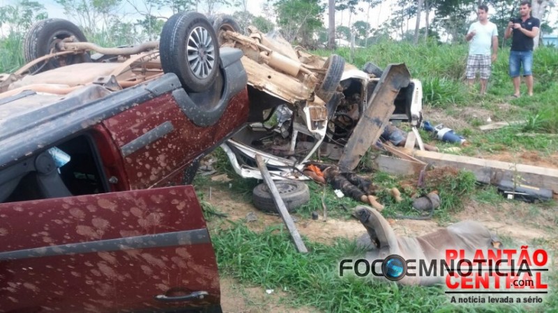 ACIDENTE ENVOLVENDO UNO E STRADA MATA QUATRO E DEIXA DOIS GRAVEMENTE FERIDO