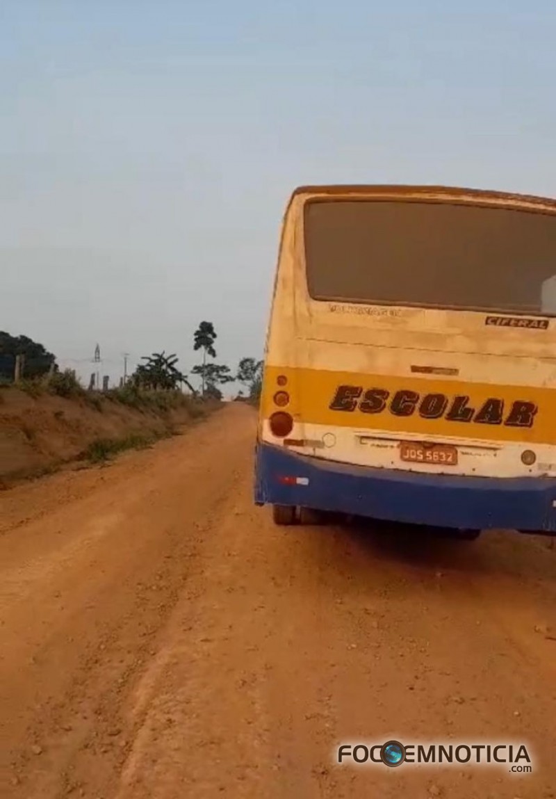 JARU: ÔNIBUS VELHOS DE EMPRESA CONTRATADA PELA PREFEITURA COLOCA EM RISCO A VIDA DOS ALUNOS