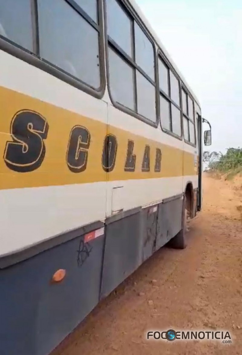 JARU: ÔNIBUS VELHOS DE EMPRESA CONTRATADA PELA PREFEITURA COLOCA EM RISCO A VIDA DOS ALUNOS