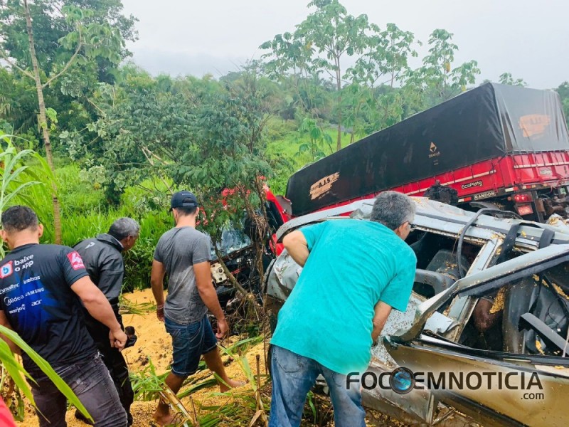 ACIDENTE NA BR -364 ENVOLVENDO CARRETAS E UNO MATA PAI E FILHO E DEIXA OUTRO FERIDO