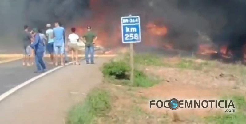 ACIDENTE ENTRE DUAS CARRETAS NA BR - 364 MATA 03 PESSOAS, 01 DELAS ERA UMA CRIANÇA