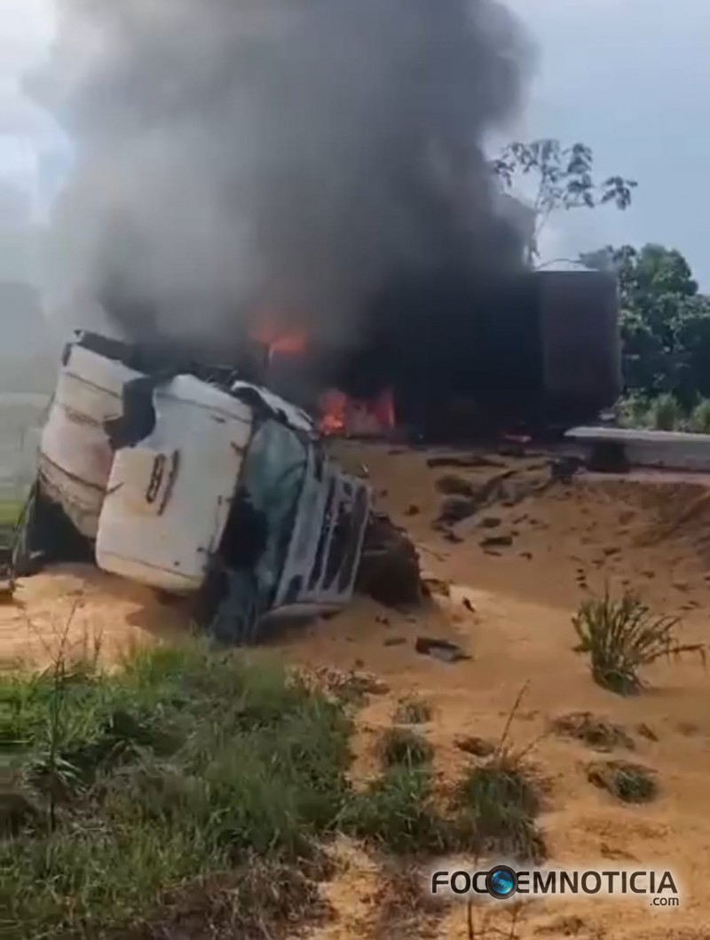 ACIDENTE ENTRE DUAS CARRETAS NA BR - 364 MATA 03 PESSOAS, 01 DELAS ERA UMA CRIANÇA