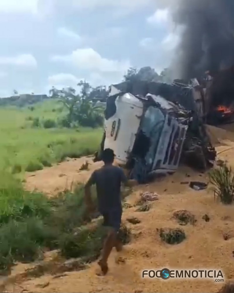 ACIDENTE ENTRE DUAS CARRETAS NA BR - 364 MATA 03 PESSOAS, 01 DELAS ERA UMA CRIANÇA