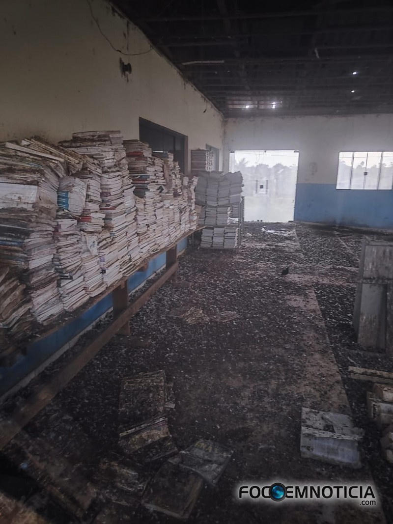 DESCASO E ABANDONO EM RIO CRESPO, OBRAS PARALISADAS E O PRÉDIO DA BIBLIOTECA FECHADO HÁ DOIS ANOS