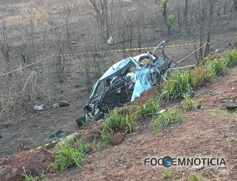 COLISÃO FRONTAL NA BR - 364 ENTRE ÔNIBUS E CARRO DEIXA 11 FERIDOS E DUAS PESSOAS MORTAS