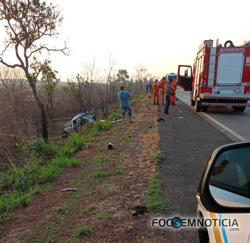 COLISÃO FRONTAL NA BR - 364 ENTRE ÔNIBUS E CARRO DEIXA 11 FERIDOS E DUAS PESSOAS MORTAS