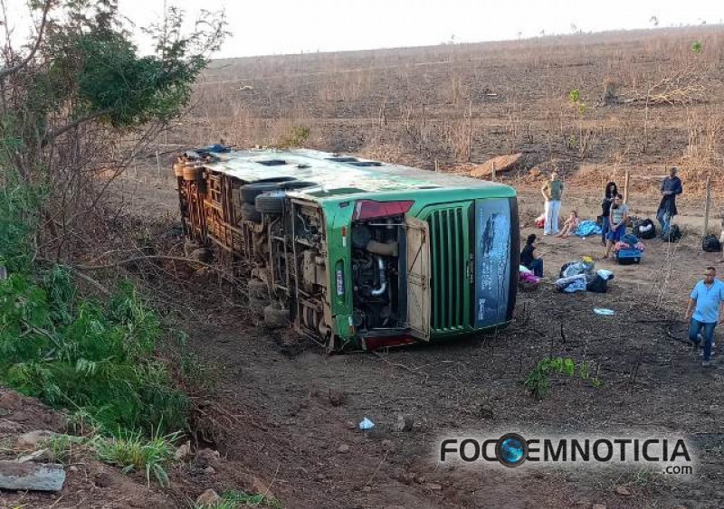 COLISÃO FRONTAL NA BR - 364 ENTRE ÔNIBUS E CARRO DEIXA 11 FERIDOS E DUAS PESSOAS MORTAS