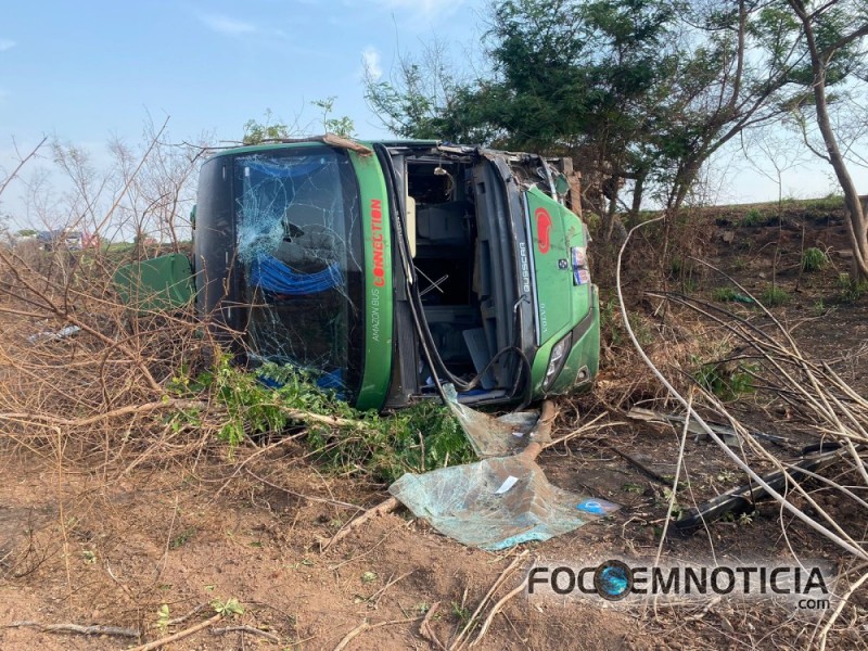 COLISÃO FRONTAL NA BR - 364 ENTRE ÔNIBUS E CARRO DEIXA 11 FERIDOS E DUAS PESSOAS MORTAS